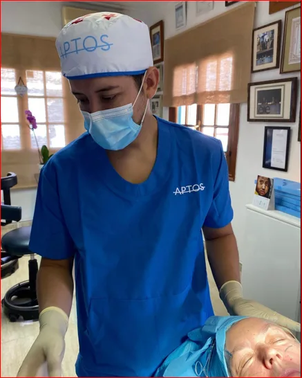 El Dr. Nicolás Portilla realizando un tratamiento Endolift