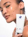 Warming Honey Cleanser de la marca Is Clinical: Aplicación del producto en cara