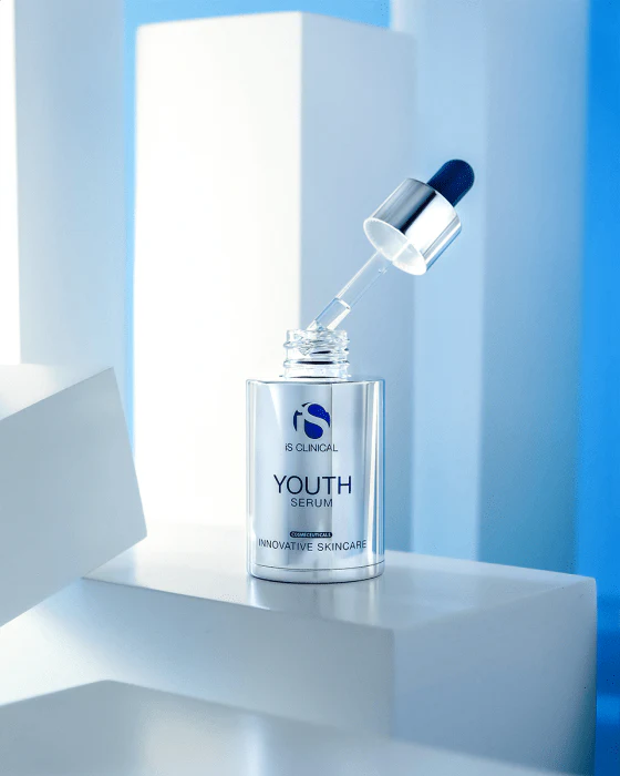 Youth Serum de la marca Is Clinical: Mostrar producto abierto