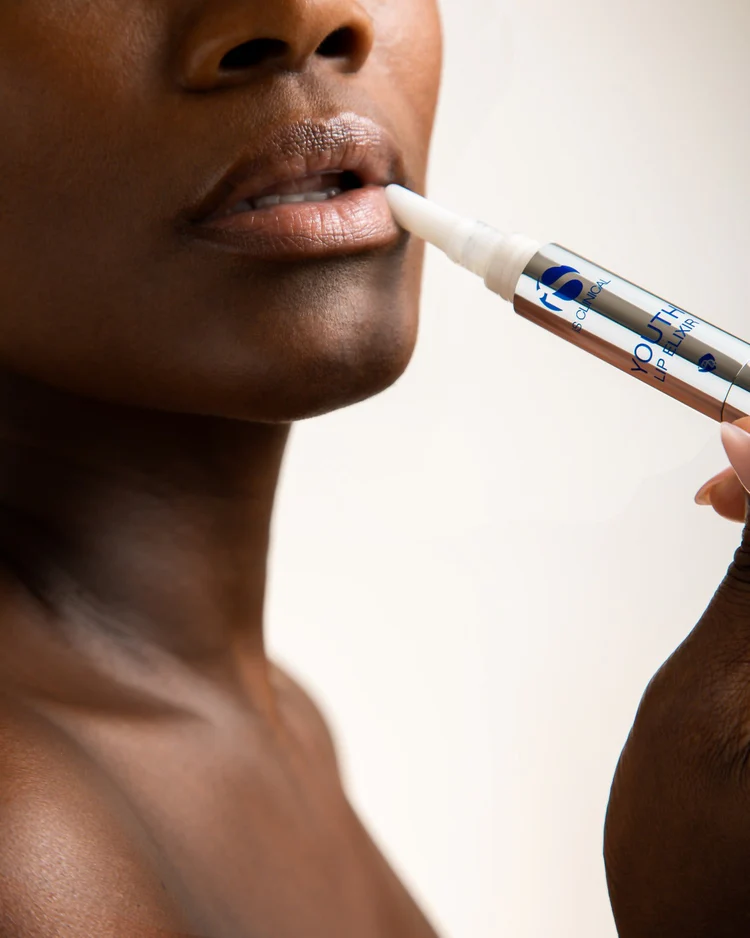 Lip Duo de la marca Is Clinical: Aplicación Lip Elixir