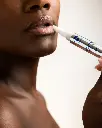 Lip Duo de la marca Is Clinical: Aplicación Lip Elixir
