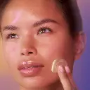 Retinol + Emulsion 1.0 de la marca Is Clinical: Aplicación del producto en cara