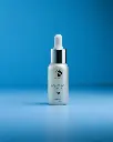 Brightening Serum de la marca Is Clinical: Mostrar producto sobre fondo azul
